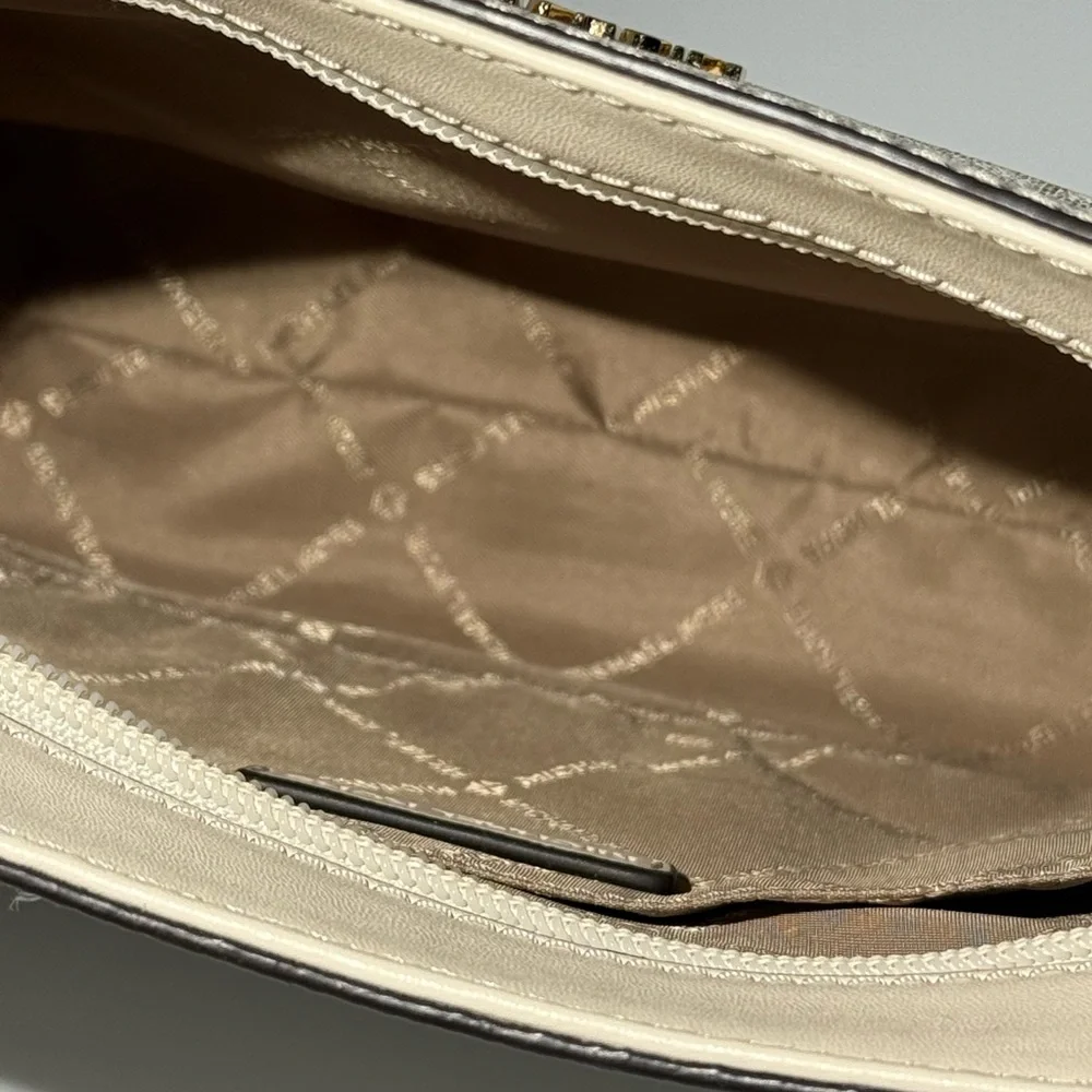 Michael Kors Jet Set Travel Small Messenger Crossbody Bag in Vanilla Signature. - Picture 6 of 11